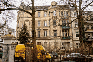 unbewohntes Wohnhaus: Cafe Flora in Friedenau