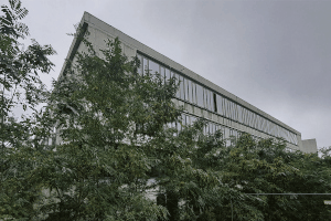 Nicht fertiggestellter Neubau einer Grundschule im Westend an der Glockenturmstr.