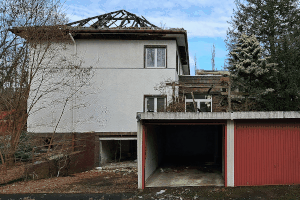 Blechhangar im Vorgarten eines Einfamilienhauses in Hakenfelde