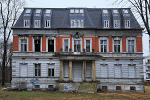 Villa vor Schnholz / Botschaftvilla der Republik Sambia