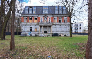 Mit Holzplatten verbarrikadierte Fenster der Botschaftsvilla Sambia in Berlin-Sch�nholz