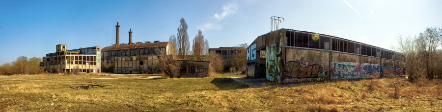Leere Hallen des Chemiewerkes Rdersdorf