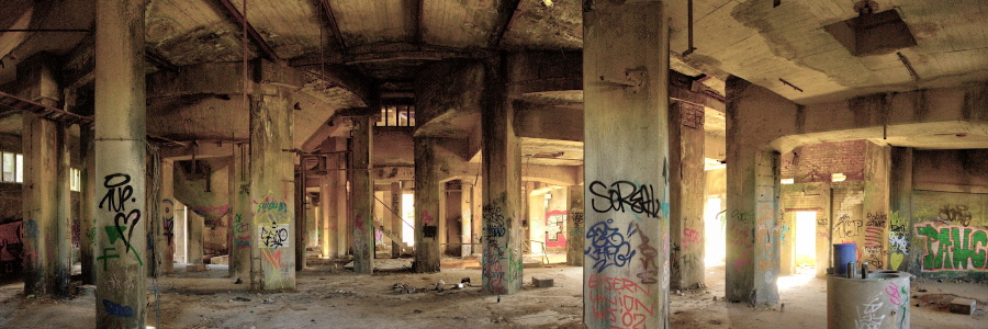 Betonsttzen in einem Gewlbe, Graffiti an den Sulen.