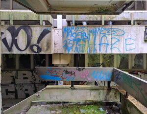 Treppenaufgang und brutalistische Fassadendetails am Regierungskrankenhaus in Buch