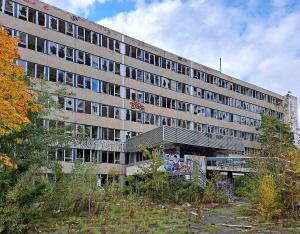 Fassade mit zersplitterten Fensterscheiben