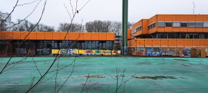 Diesterweg-Gymnasium: Sportplatzbodenfarbe im Komplementrgrn