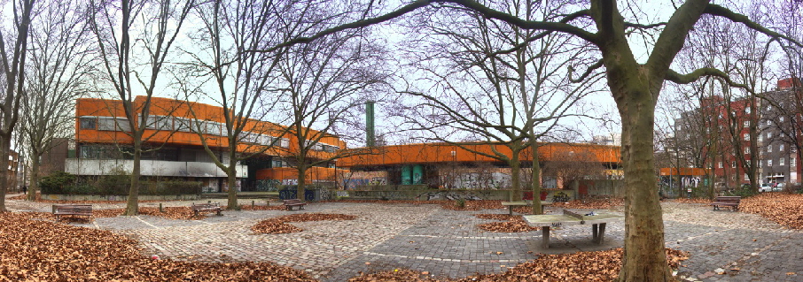 Diesterweg-Gymnasium in Berlin: Platz an der Putbusser Str. mit Bnken und Tischtennisplatten