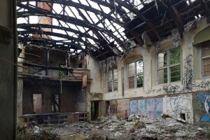 Erich-Steinfurth-Klinik: Schwarzes Dachgeblk einer ausgebrannten Halle oder Aula
