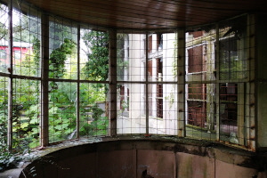 Rundumblick in ein verwahrlostes Zimmer