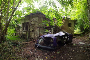 Schrottreifes DDR-Auto (lila)