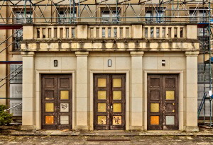 dreitriges Portal des Lektionsgebudes an der FDJ-Hochschule Bogensee