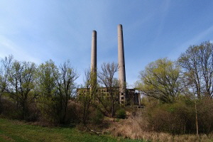 Fabrik Eisenhttenstadt: Einschsse an Mauern und Schornsteinen aus dem 2. Weltkrieg