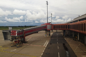 Stillgelegter Flughafen Tegel: Gates und Rollbahnen gnzlich ohne Flugzeuge