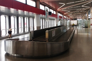 Stillgelegter Flughafen Tegel: Gepckbnder ohne Gepck