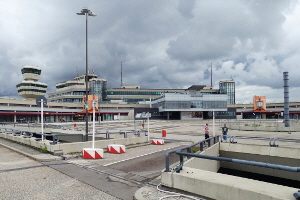 Flughafen Berlin-Tegel, Blick auf den Tower