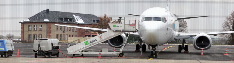 Generalshotel hinter einem Flugzeug auf dem ehemaligen Flughafen Schnefeld