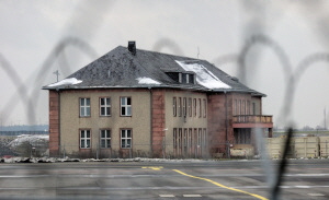 Generalshotel innerhalb des Sicherheitsbereiches des ehemaligen Flughafens Schnefeld