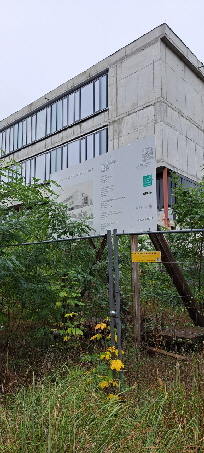 Baustellenschild: Schulneubau in freier Trgerschaft