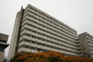 Fassade des Hauses der Statistik an Otto-Braun-Str. in Ostberlin