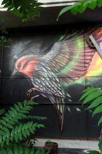 Vogelgraffiti zwischen den Blttern