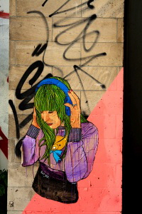 Fassadengraffiti: Frau mit Kopfhrer von Pony Volk, 2020