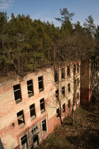 Heilsttten Beelitz: Blick vom Baumkronenpfad auf das Klinikgebude "Das Alpenhaus"