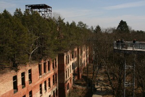 Heilsttten Beelitz: Baumkronenpfad und Klinikgebude Alpenhaus