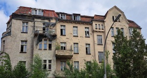 Fassade des Geisterhauses Ecke Hindenburgdamm/Gardeschtzweg