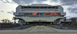 Blick von der Neuen Kantstr. auf den Haupteingang des ICC.