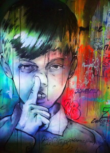 Junger Mann mit Finger an der Nase