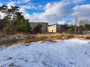verschneite Strandseite des KdF-Seebades Prora im Januar 2026