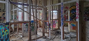 Stark verwahrlostes Innere der Gebude: Suglingskrankenhaus Weissensee