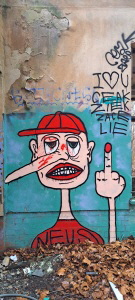 Grafitti Kinderkrankenhaus Weissensee: Ausgestreckter Mittelfinger