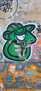 Wandgraffiti am Kinderkrankenhaus Weissensee: Grnes, lachendes Gesicht