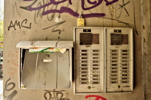 Rufanlage mit Chantreflschen im Durchgang zum Hof