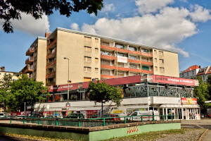 Lost Place Charlottenburg: Blick von der anderen Strassenseite der Lewishamstr.