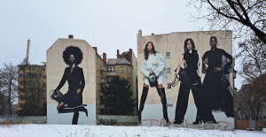 Murals (fr Handtaschenwerbung?) an der Lewishamstr. in Charlottenburg