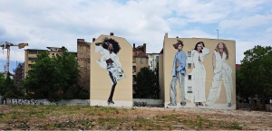 Models mit Sommermode 2024 auf Hauswnden