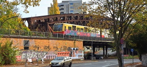 U-Bahn auf der neueren Liesenbrcke, im Vordergrund die Gartenstr.