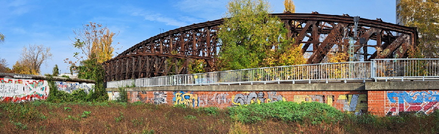Lost Place und geschichtliche Monumente in Berlin: Liesenbrcke und Berliner Mauer vom Domfriedhof gesehen
