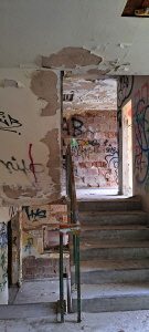 Treppenhaus im Abbruchhaus an der Nervenklinik Spandau