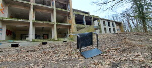 Schrottstuhl vor Gebudegerippe