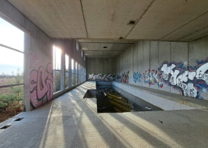 In den Boden eingelassenes Schwimmbad im Betonrohbau einer Villa