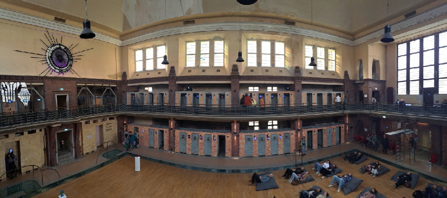 Lost-Place-Besucher w�hrend einer Digitalkunstausstellung im Stadtbad Lichtenberg