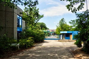 Einfahrt zur Tetra-Pak-Fabrik in Heiligensee am Hafelufer.