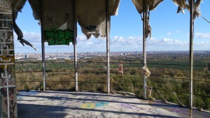 Blick durch die zerfetzte Bespannung auf die Innenstadt Berlin