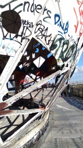 zerfetzte Textilbespannung auf der Radaranlage Teufelsberg