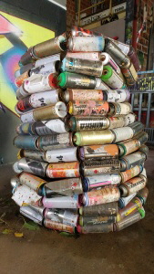 Graffiti-Dosen als Kunst auf der Radarstation Teufelsberg in Berlin