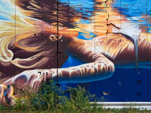 Schwimmende Nixe unter Wasser