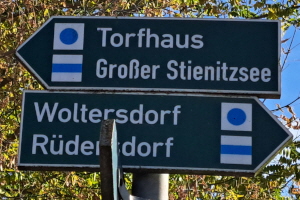 66-Seenwanderweg zwischen Erkner und Strausberg: Hellblauer Punkt auf weissem Grund 66-Seenwanderweg zwischen Erkner und Strausberg: Hellblauer Punkt auf weissem Grund